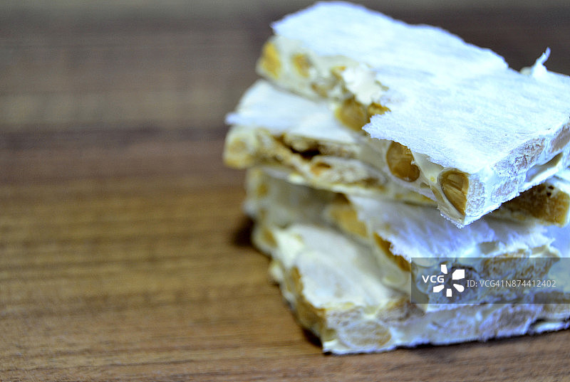 典型的圣诞节糖果杏仁牛轧糖图片素材