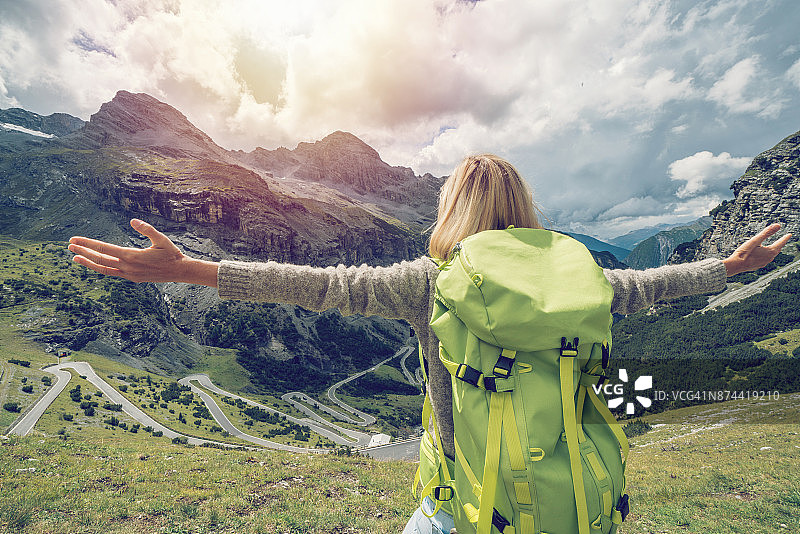 在意大利山口伸展双臂的白人女性图片素材