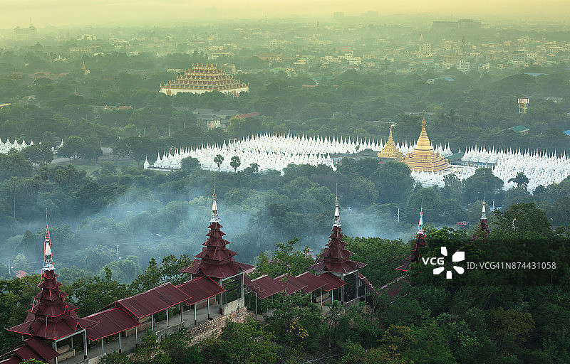 库陀陀佛塔鸟瞰图，它是镀金的梯田之上，188英尺(57米)高;曼德勒、缅甸图片素材