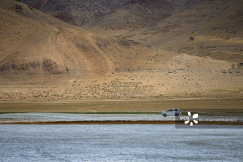 措卡盐田中的孤独汽车图片素材