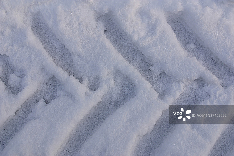 雪地上的轮胎痕迹图片素材