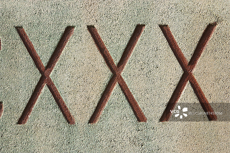 墙上的蚀刻手写字图片素材