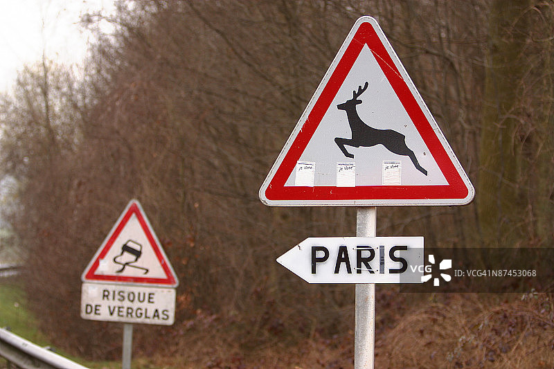 道路旁的法国交通标志图片素材