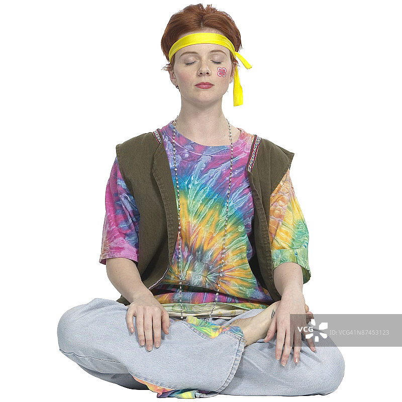 嬉皮风格装扮的女孩在冥想图片素材