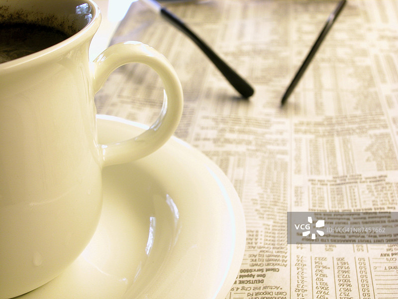 咖啡和眼镜放在报纸上图片素材