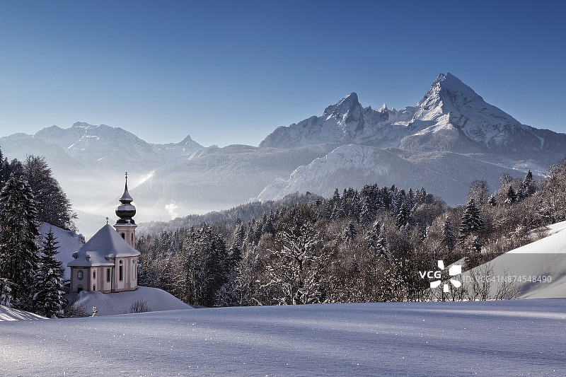 冬季的玛丽亚格恩教堂和瓦茨曼山，德国巴伐利亚贝希特斯加登兰图片素材