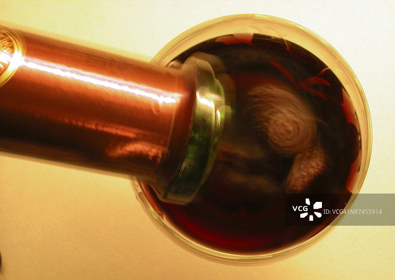 倒酒入杯图片素材
