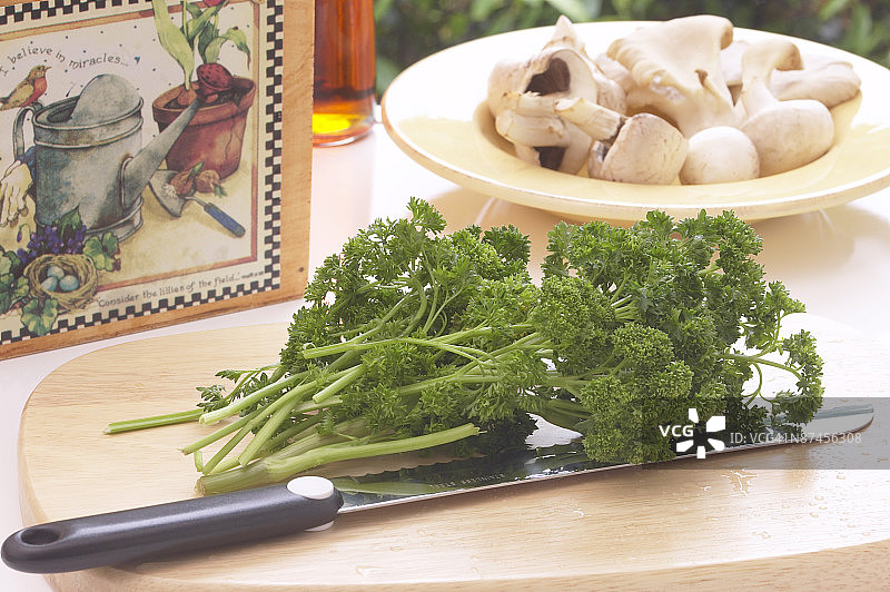 新鲜欧芹和蘑菇图片素材