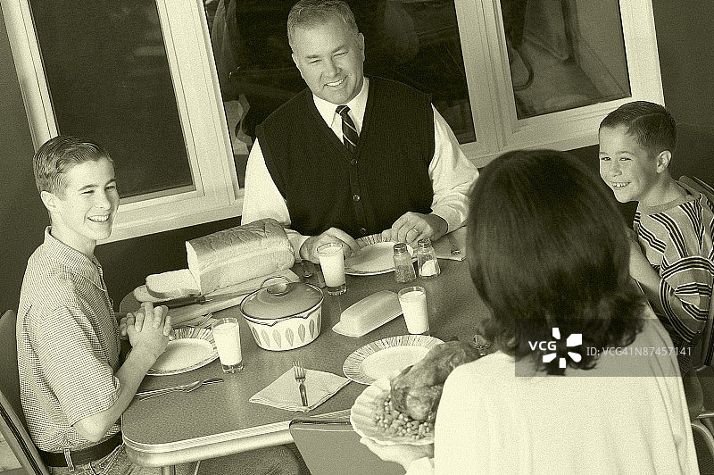 一家人吃晚餐图片素材