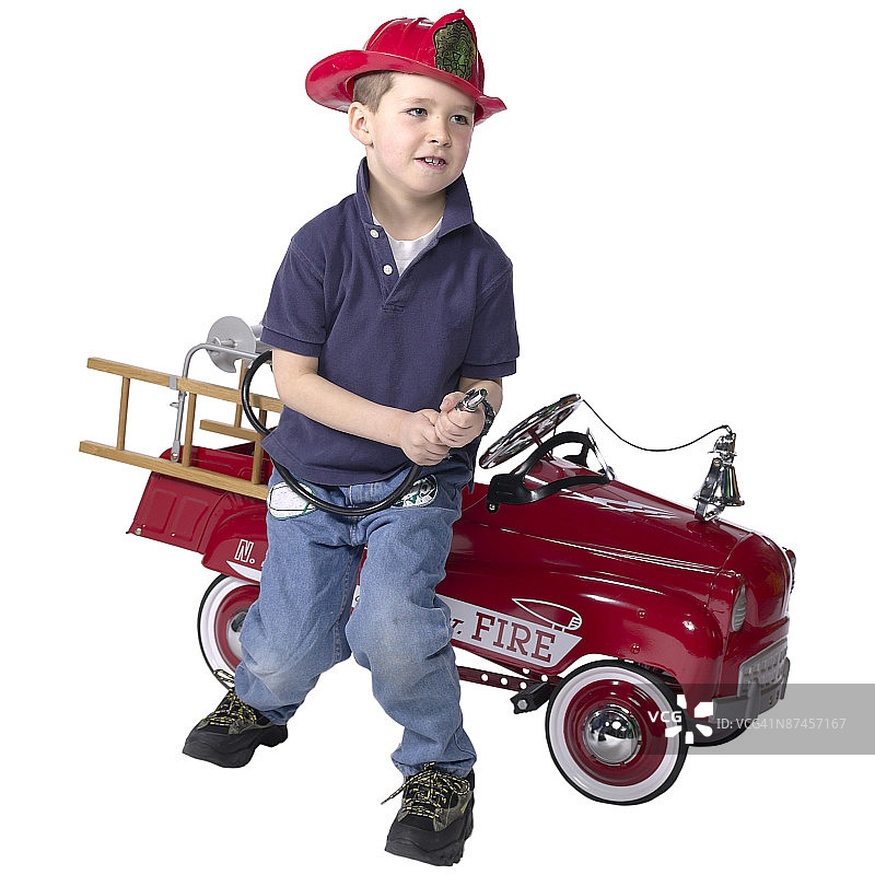 玩玩具消防车的男孩图片素材