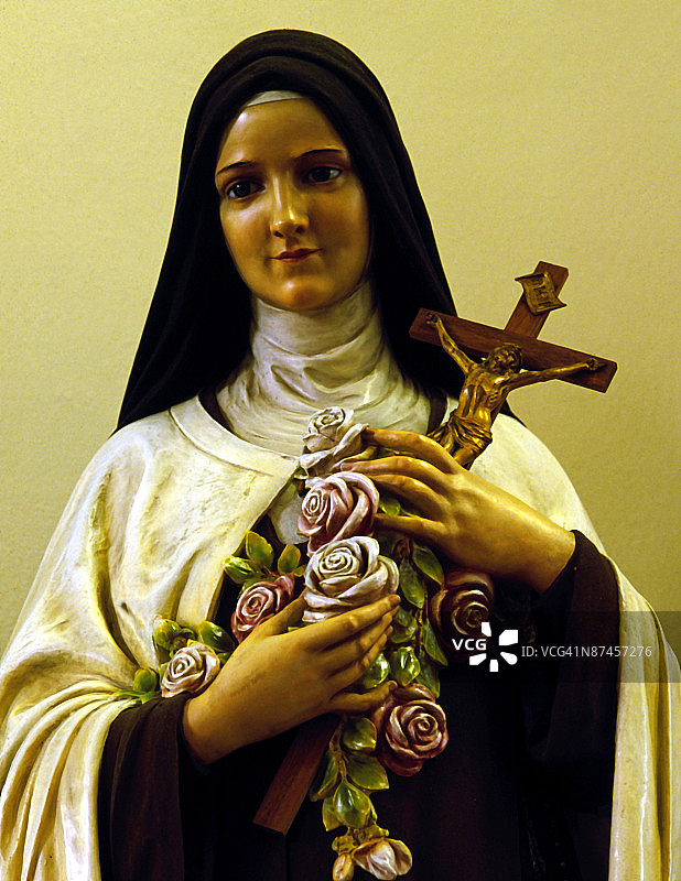 手持十字架的修女雕像图片素材