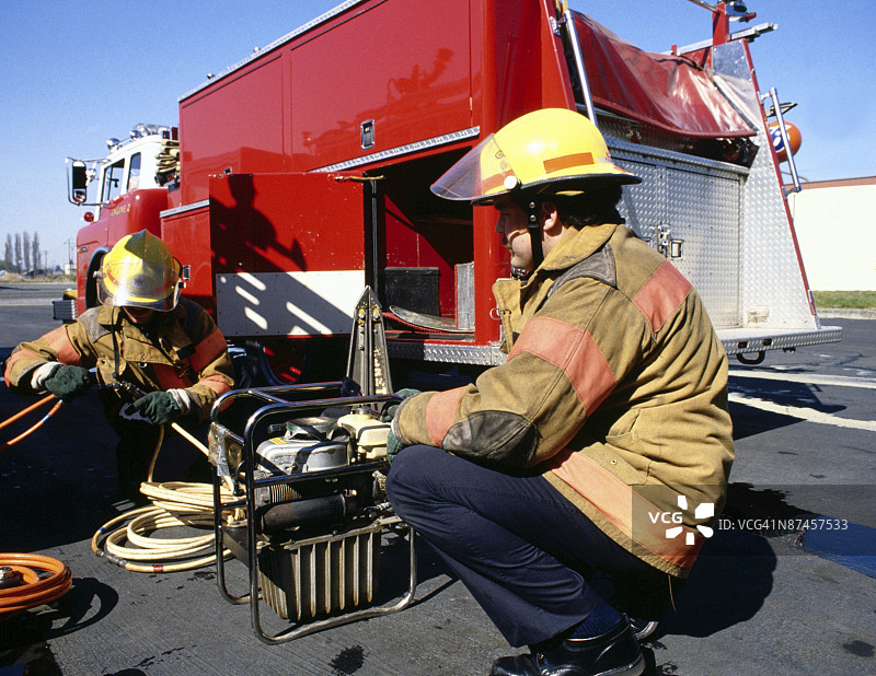 配备消防车和设备的消防员图片素材