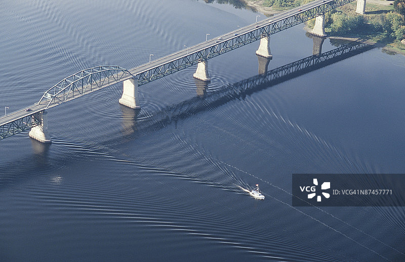 加拿大新不伦瑞克省和新斯科舍省之间的桥梁鸟瞰图图片素材