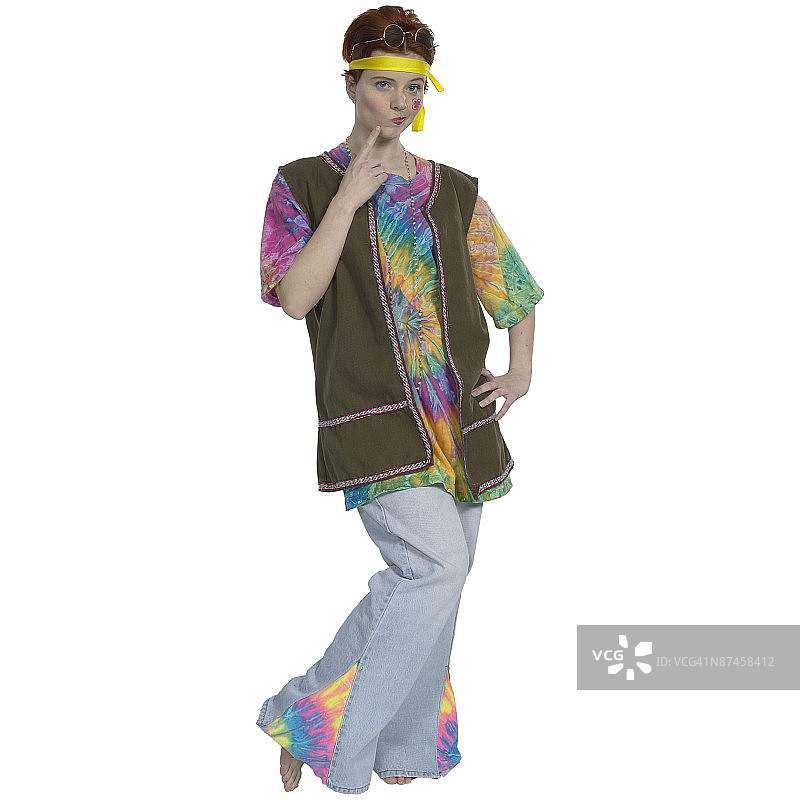 穿着嬉皮服装思考的女孩图片素材