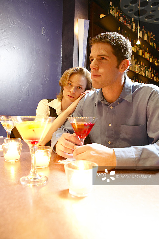 酒吧约会的情侣图片素材