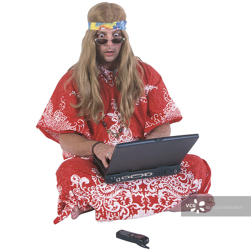 嬉皮士在笔记本电脑上打字图片素材