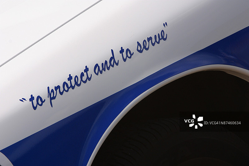 车辆上的标语：保护与服务图片素材