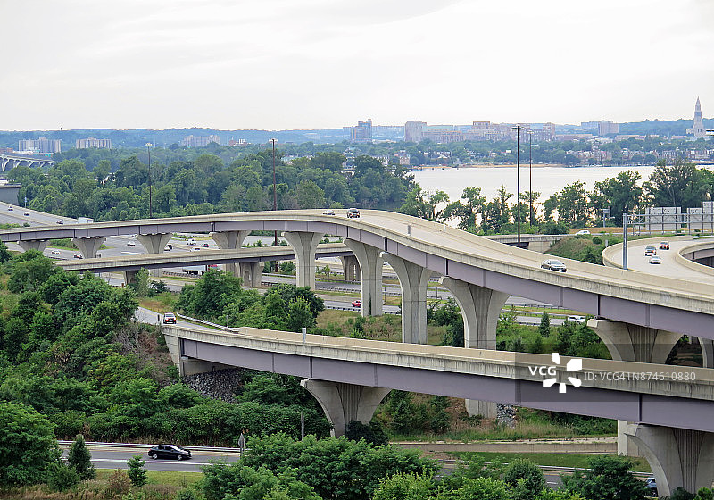 弗吉尼亚州亚历山大老城区和波托马克河天际线图片素材