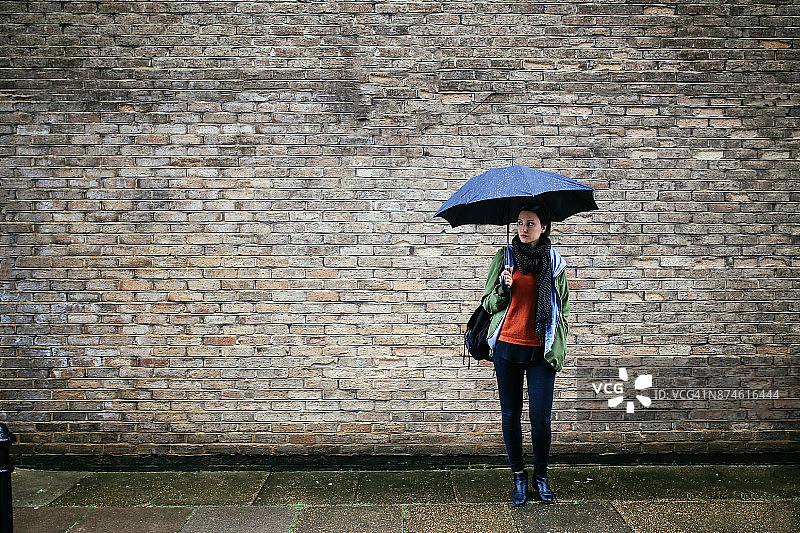 年轻女人在伦敦市中心打着伞图片素材