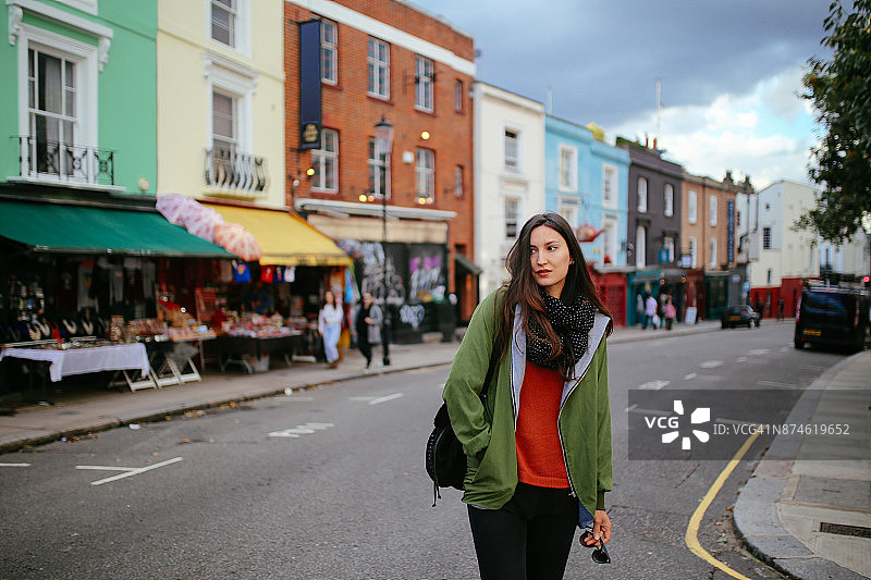 年轻女子在伦敦诺丁山附近行走图片素材