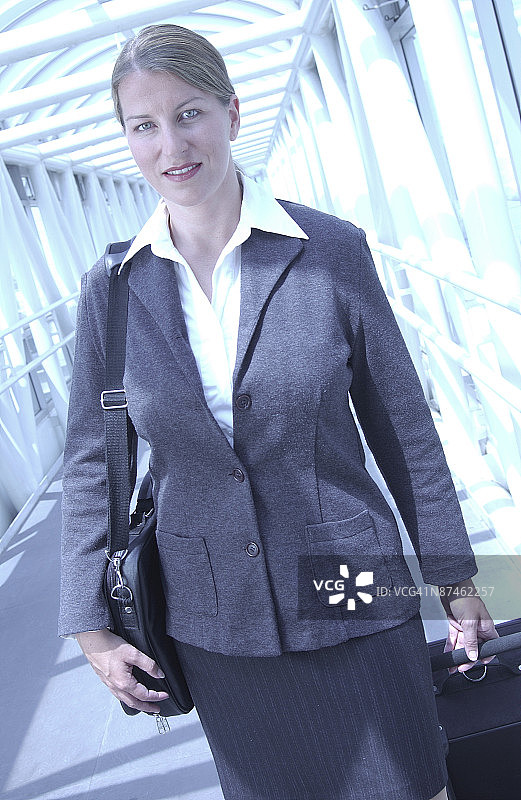 携带行李的女商人图片素材