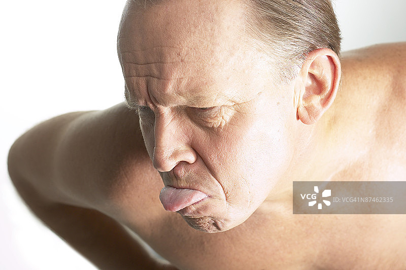 男人伸出舌头图片素材