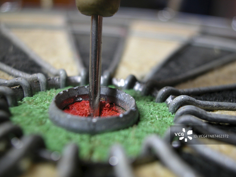 飞镖击中飞镖靶的靶心图片素材