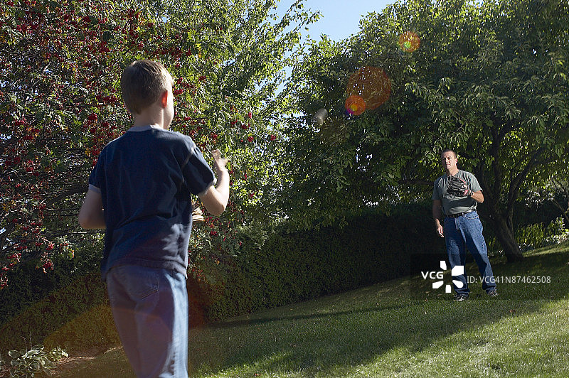 男孩和父亲玩接球游戏图片素材