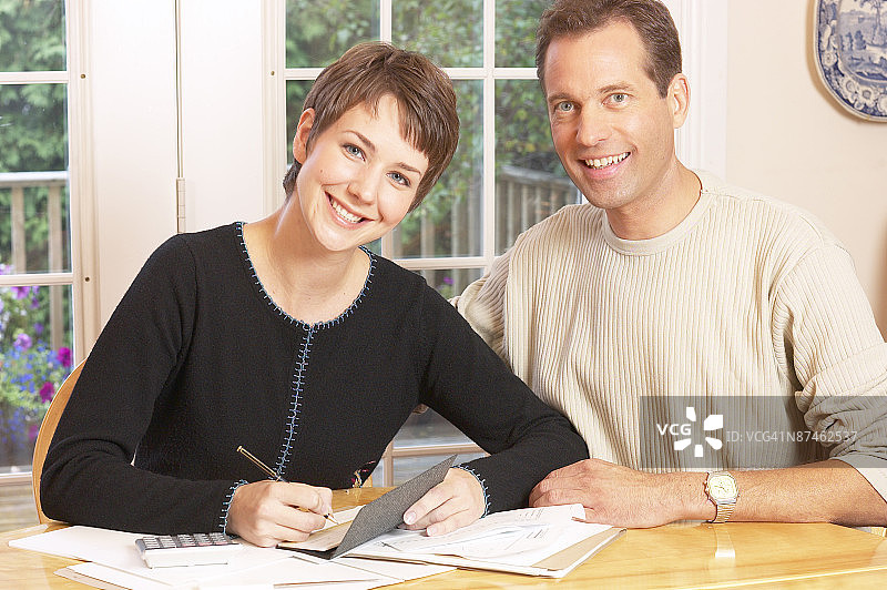 情侣支付账单图片素材