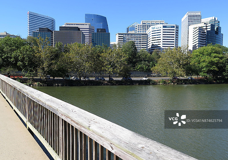 美国弗吉尼亚州阿灵顿县罗斯林和波托马克河的天际线图片素材