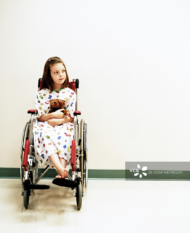 坐在轮椅上的小孩图片素材