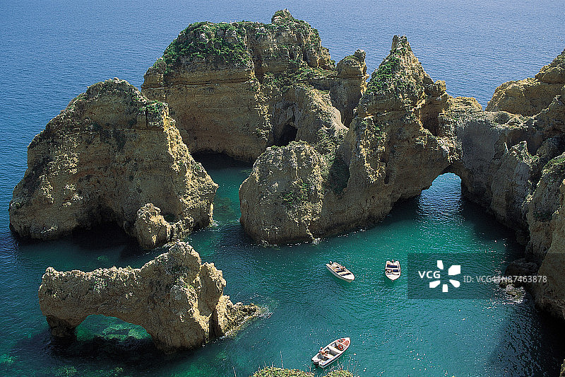 船只和岩石地貌图片素材