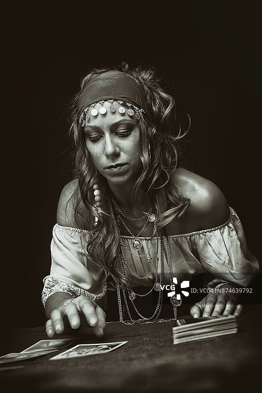 吉普赛人正在解读塔罗牌图片素材