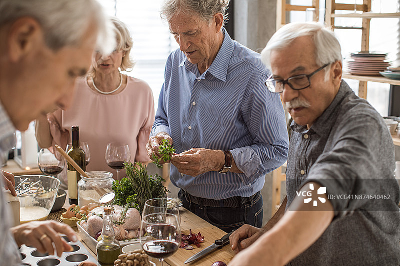 老年人的厨房探险图片素材