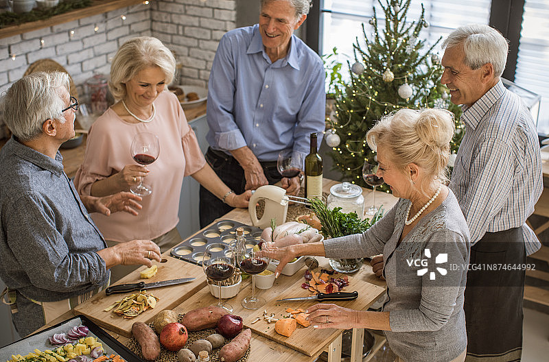 享受假期的老年人图片素材