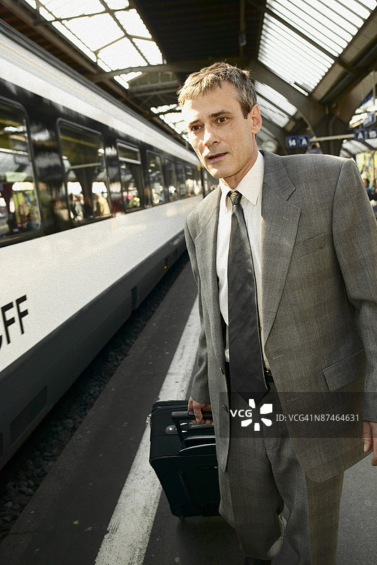 在火车站台上忧虑的商人图片素材
