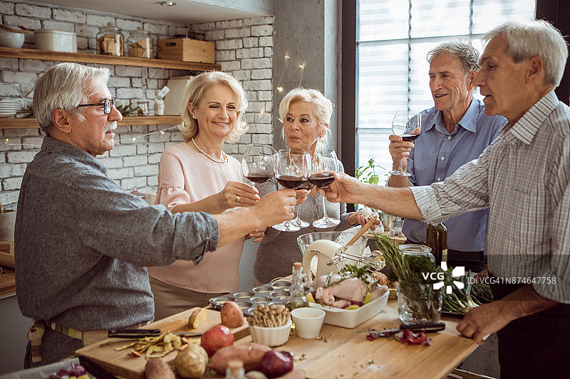 完美的餐点需要美酒相伴图片素材