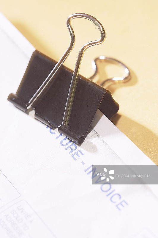 特写：发票上的长尾夹图片素材