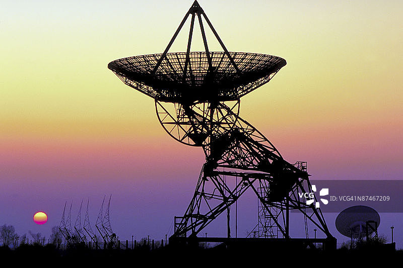 日落时的卫星天线图片素材