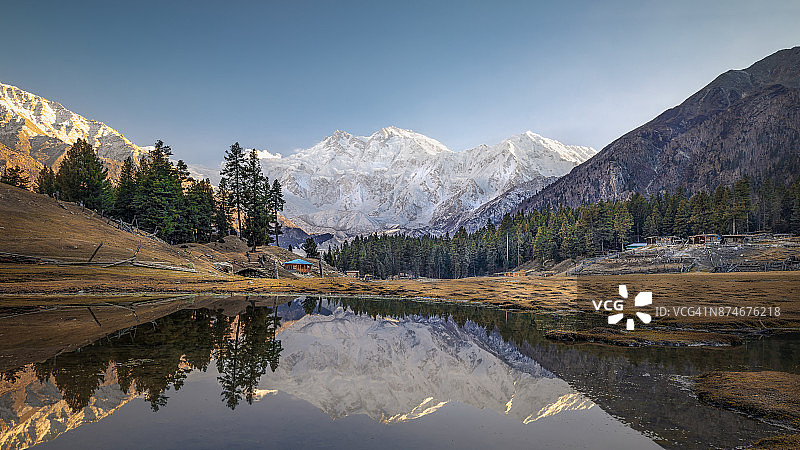 巴基斯坦吉尔吉特-巴尔蒂斯坦童话草原南迦帕尔巴特的倒影图片素材