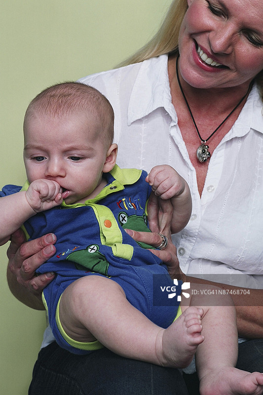 女人抱着婴儿图片素材