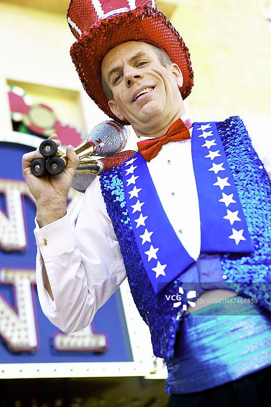 拉斯维加斯户外手持杂耍棒的男人图片素材