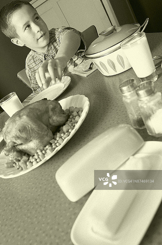 餐桌旁的男孩图片素材