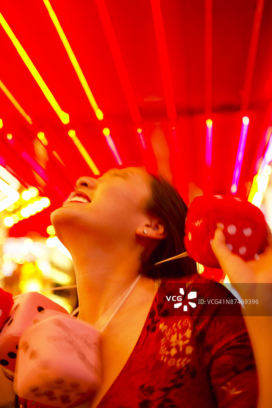 女人在赌场里拿着毛绒骰子图片素材