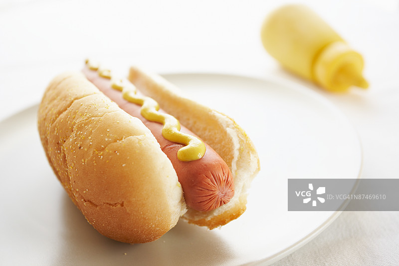 热狗和面包配芥末酱图片素材