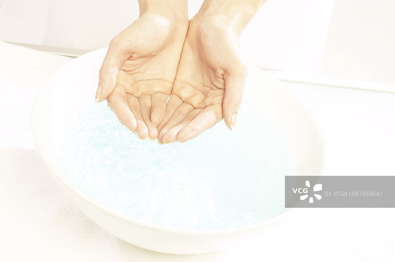 双手捧着新鲜的水图片素材