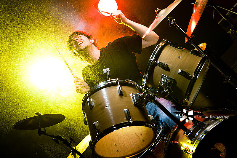 男子打鼓图片素材