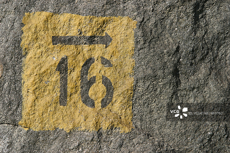 粗糙岩石表面上的数字16图片素材