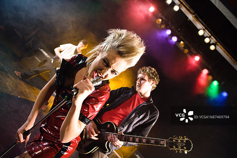 乐队主唱在舞台上图片素材