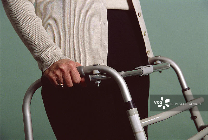 使用助行器的女人图片素材